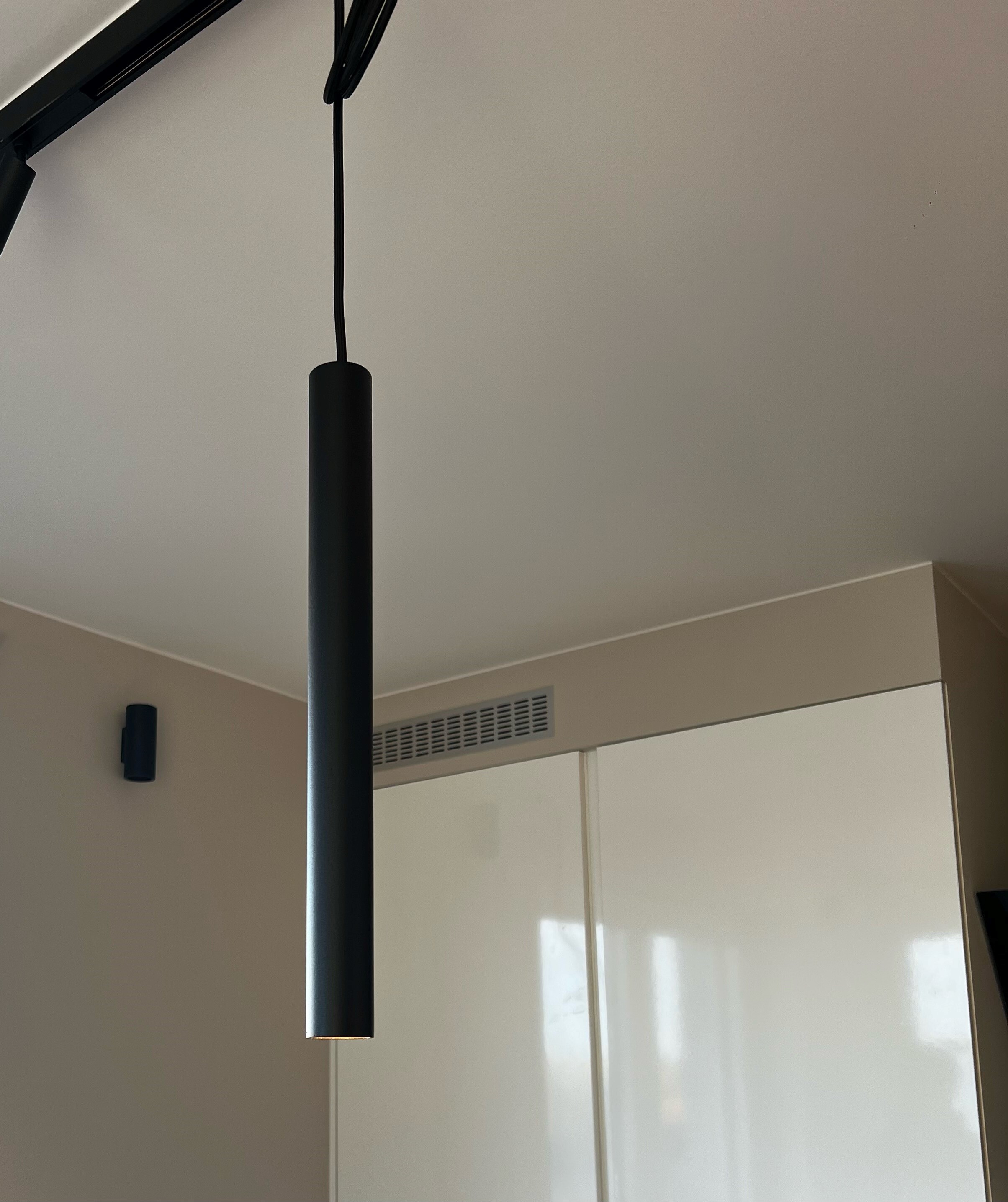 Lange lamp zwarte speaker